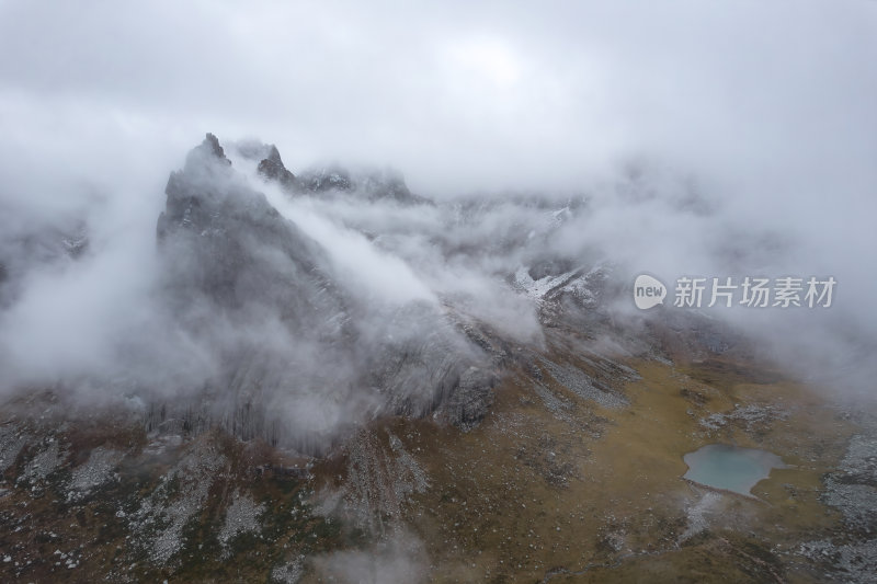 四川阿坝州莲宝叶则石头山晨雾高空航拍