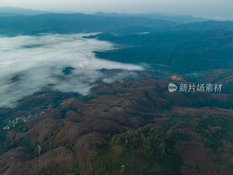 航拍群山中的云海自然风光