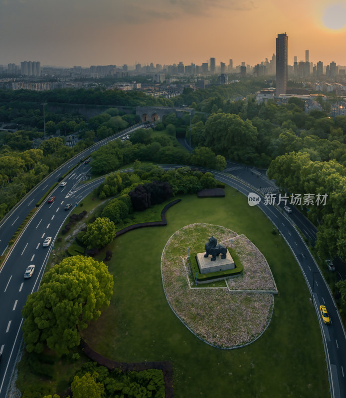 南京中山门道路旁绿地及辟邪雕塑的航拍全景