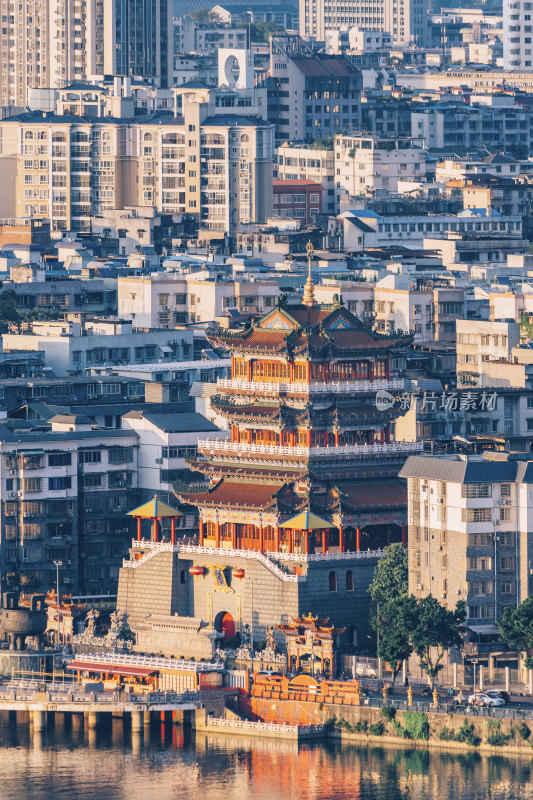 建筑群间的寺庙-广西柳州西来寺