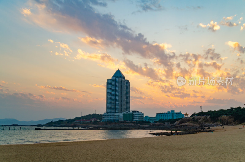 青岛第二海水浴场的傍晚，晚霞绚烂多姿