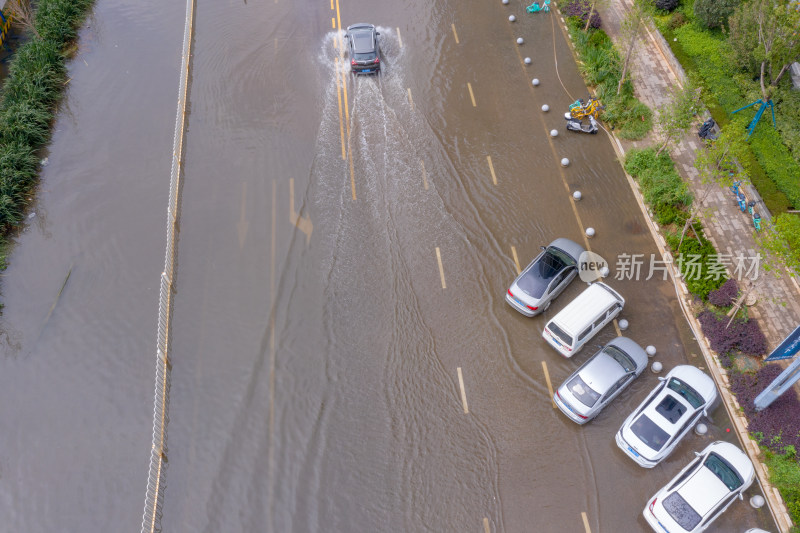 雨后积水的城市道路