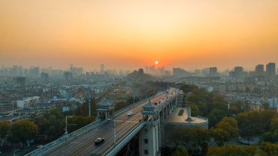 日出下的武汉长江大桥与黄鹤楼