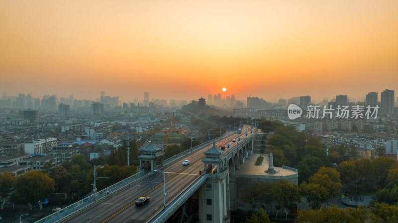 日出下的武汉长江大桥与黄鹤楼