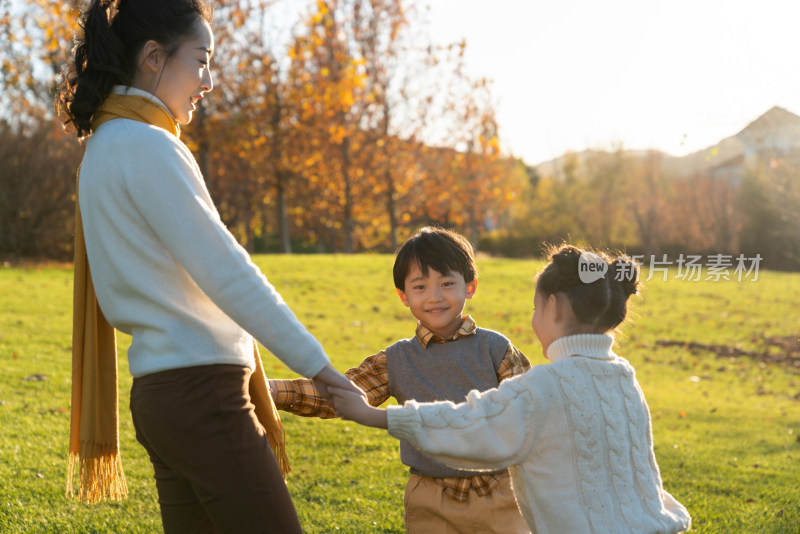 妈妈带着孩子在公园玩耍