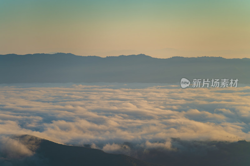 日出时山之间的云海