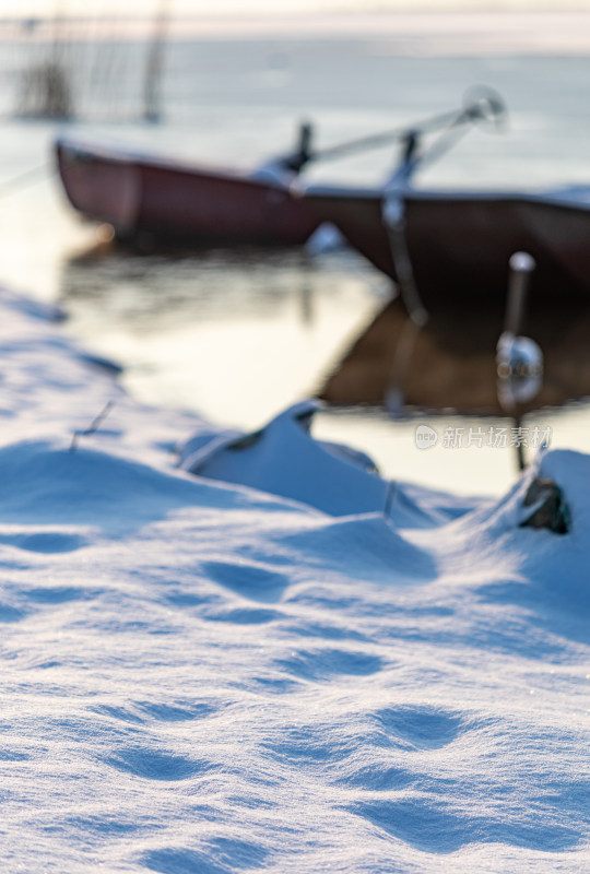 山东济宁邹城孟子湖日出雪景