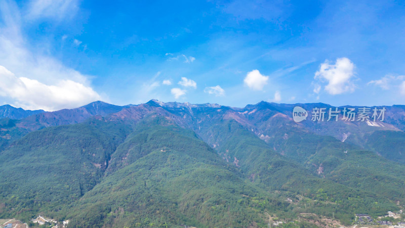 云南大理古镇苍山洱海蓝天白云旅游航拍