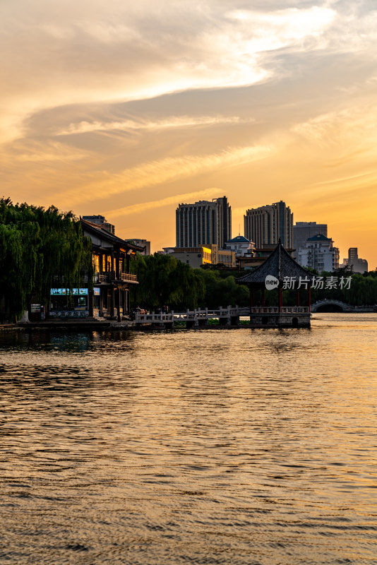 济南大明湖公园与城市景观