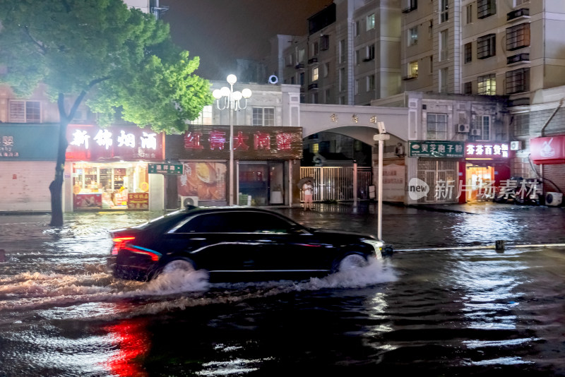 台风携带暴雨造成城市积水内涝出行不便