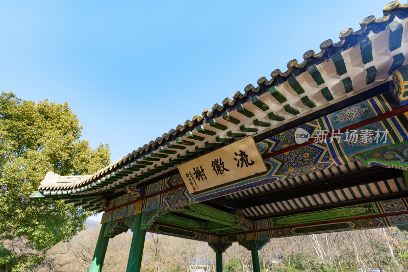 中国传统建筑水榭亭-南京钟山风景区流徽榭