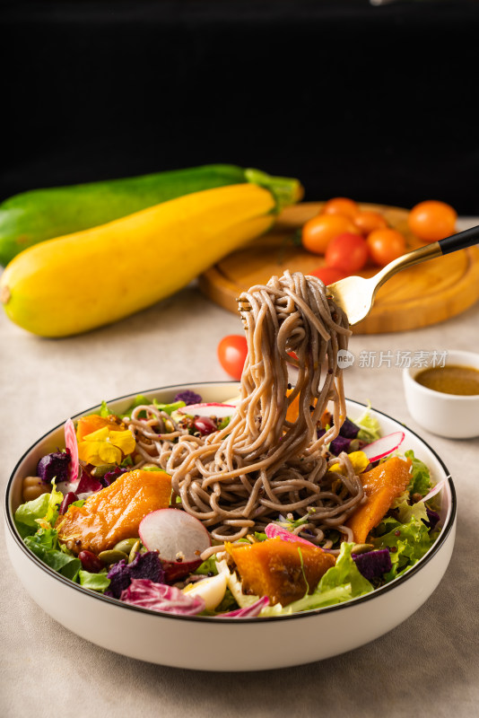 西餐美食一盘荞麦杂粮蔬菜沙拉