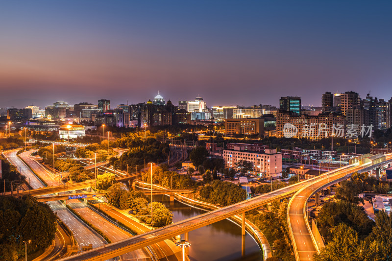 北京城市道路的夜间魅力