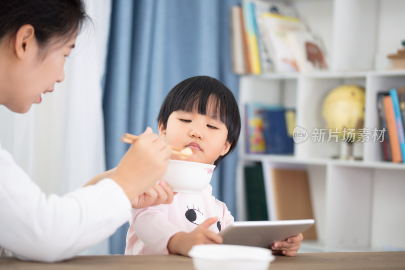 上网上瘾吃饭困难的东方女孩