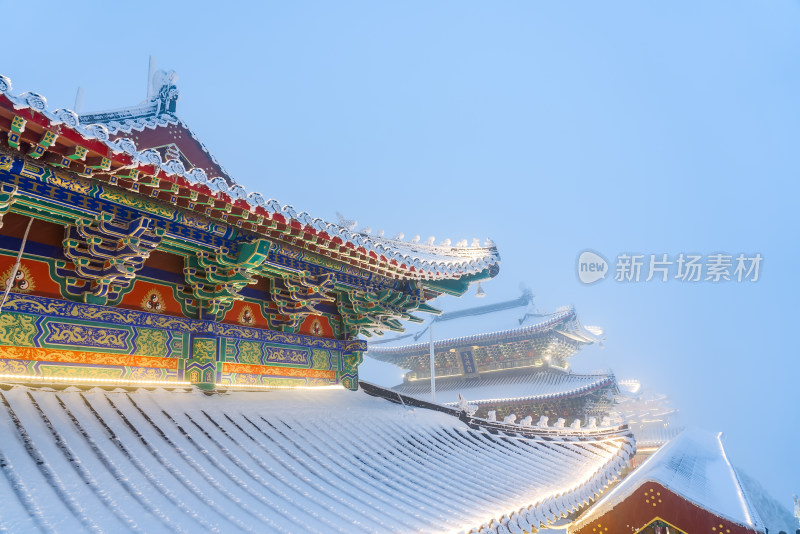 河南老君山景区冬季大雪古建筑房檐夜景