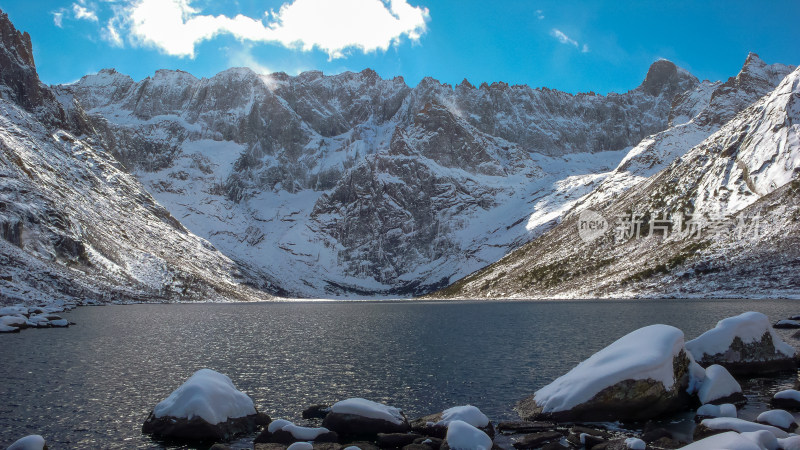 白雪皑皑的群山映衬下的湖景