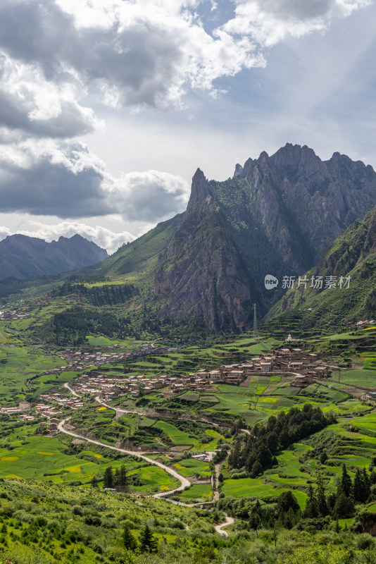 蓝天白云山峰