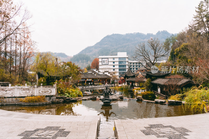 黄山市道教齐云山景区山林间古朴石牌坊景观