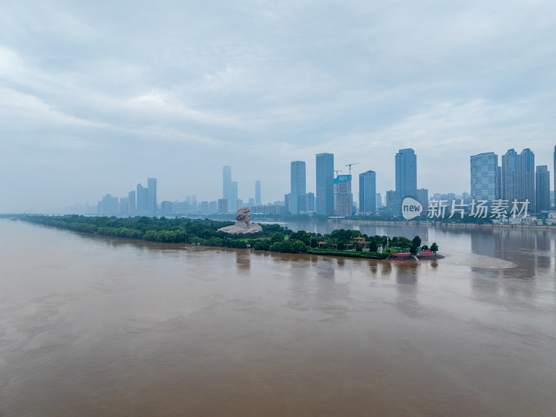 橘子洲毛泽东青年艺术雕塑的涨水航拍