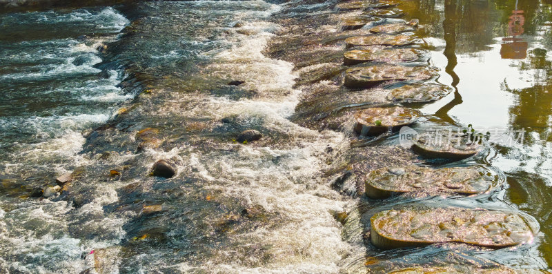 河流上的搭石鱼鳞坝