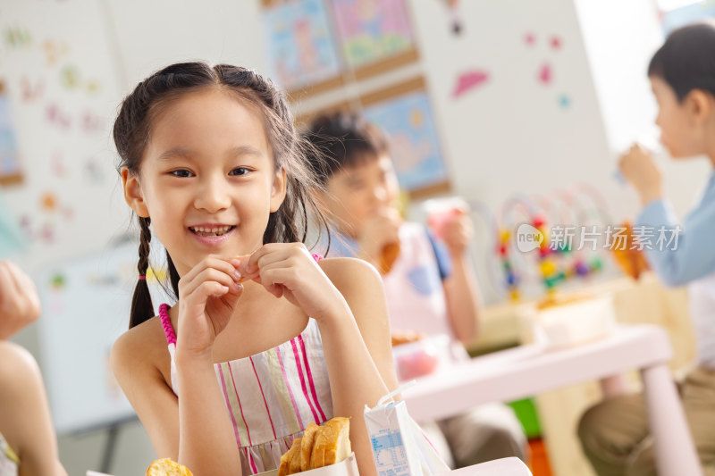 幼儿园小朋友用餐