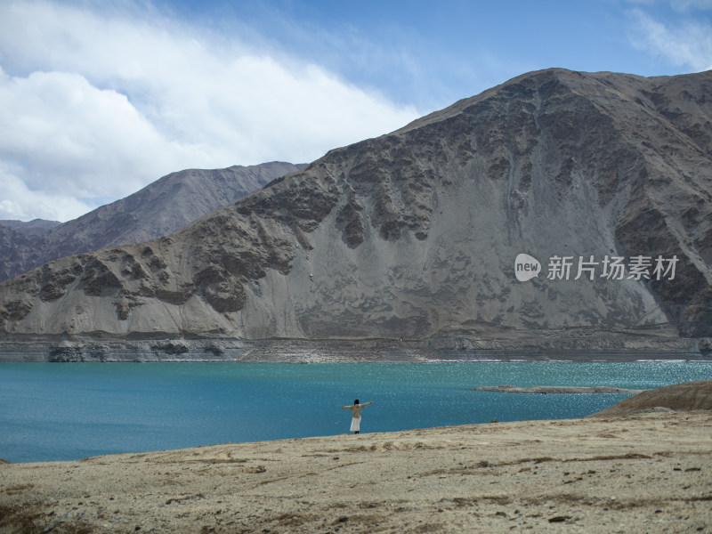 站在湖边的年轻女子新疆班迪尔湖旅行