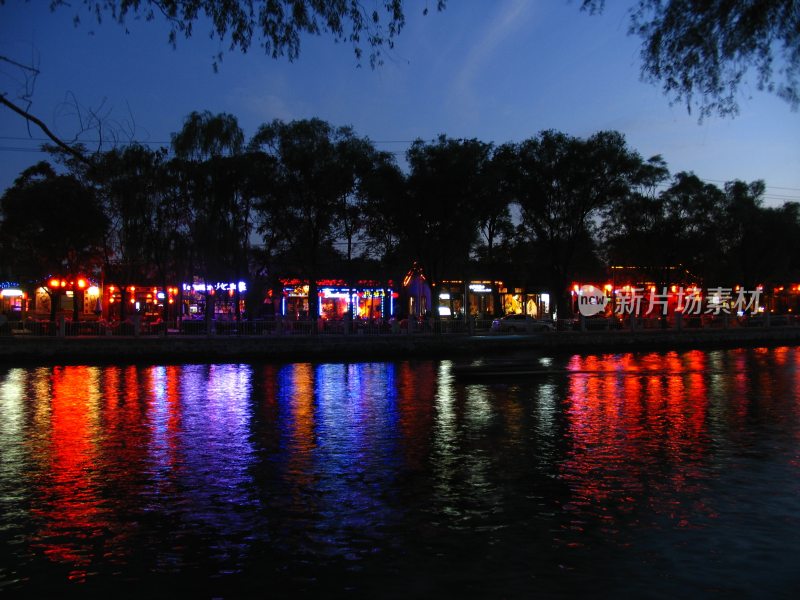 北京什刹海夜色璀璨灯火