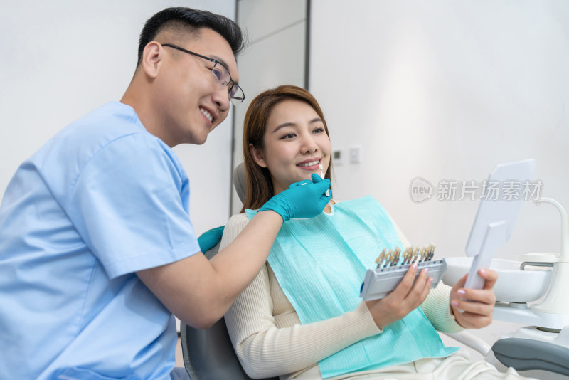 医生和患者在牙科诊所