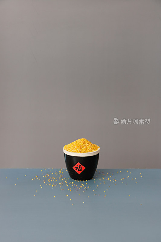 桌面上一碗粮食小黄米