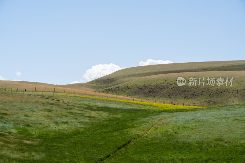 广袤草原蓝天白云风景