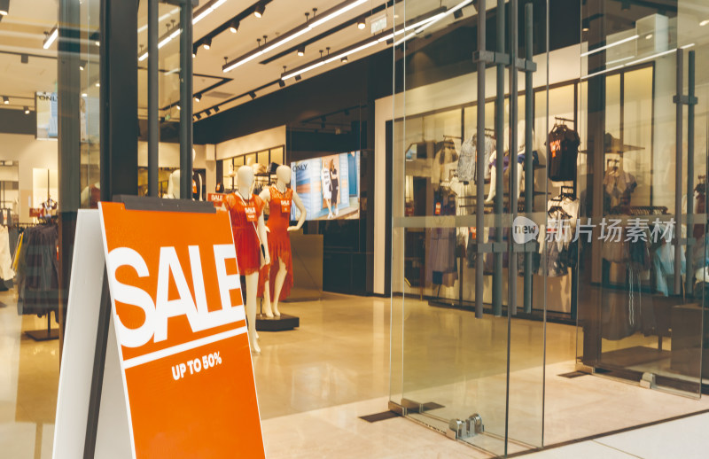 商场服装店促销广告牌场景