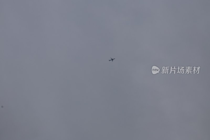 空中飞行的飞机