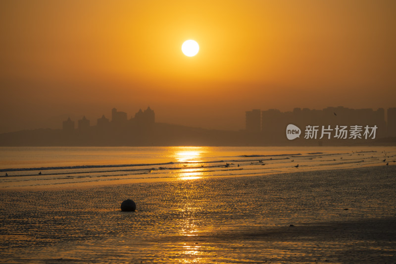 橙黄海边日出风光长焦太阳倒影