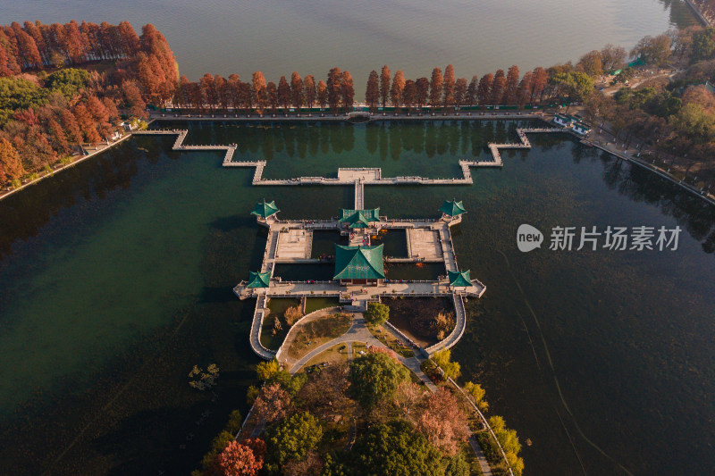 东湖湖心亭秋日航拍景色