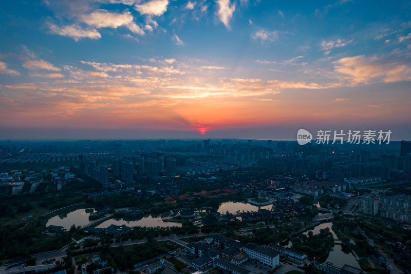 江苏宿迁城市日落晚霞夕阳航拍摄影图