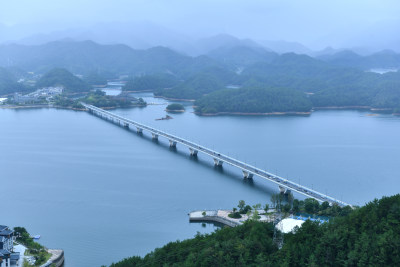 天屿山顶俯视千岛湖大桥，千岛湖自然风光