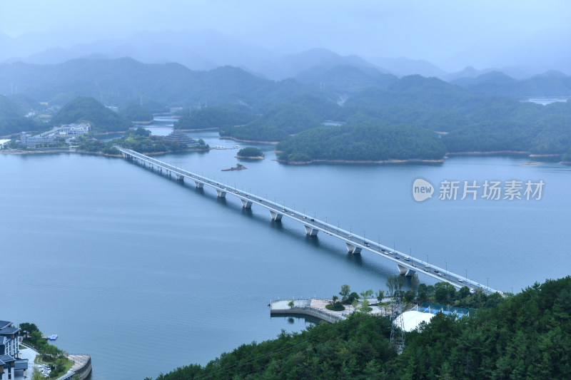 天屿山顶俯视千岛湖大桥，千岛湖自然风光