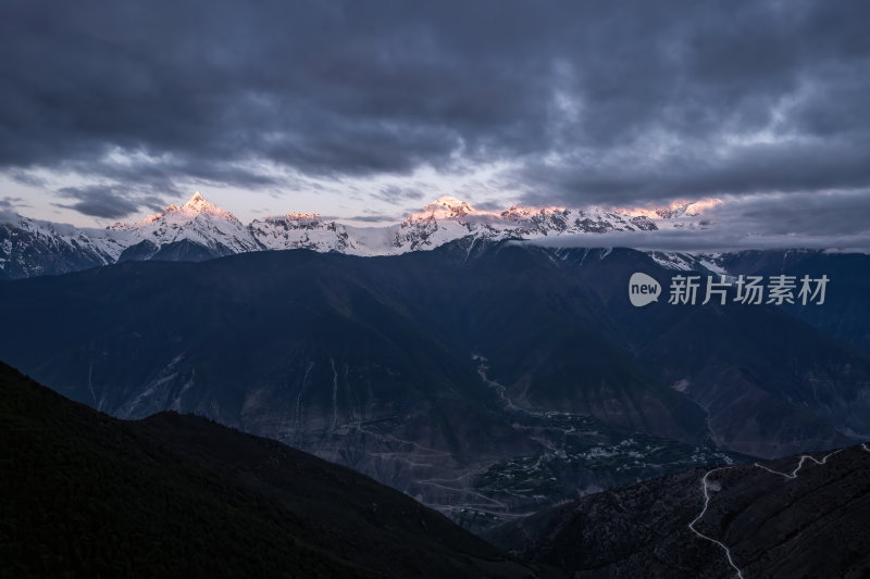 云南香格里拉飞来寺梅里雪山卡瓦博格峰航拍