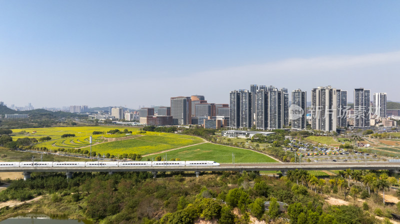 高铁穿越城市与田野的壮丽景象