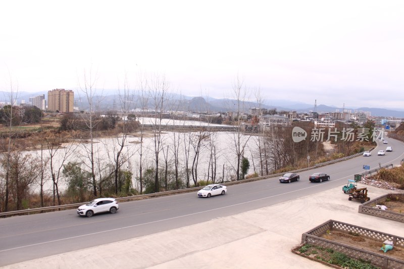 公路旁河流及城市远景