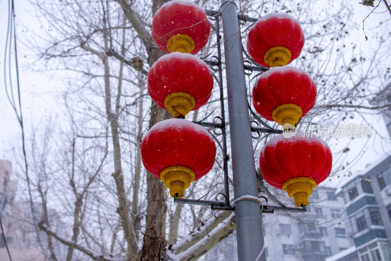 大雪天气街道春节节日气氛红灯笼