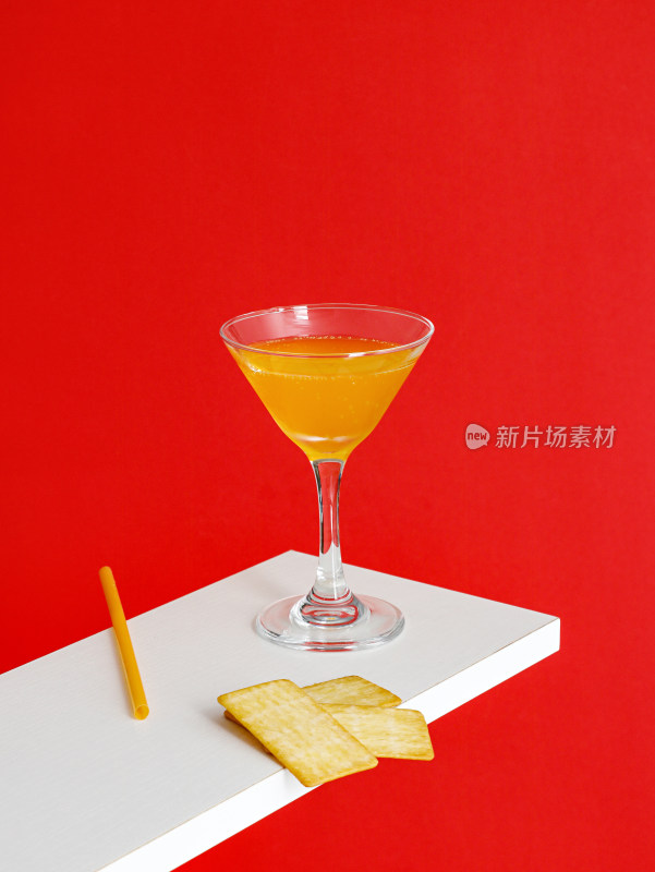 红色背景，桌面上摆放着饼干和一杯饮品