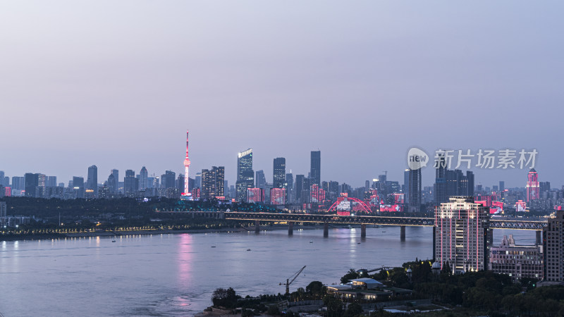 城市江畔的璀璨夜景全景