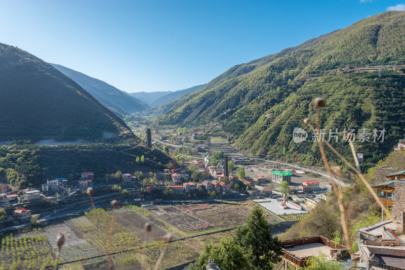 马尔康松岗村全景