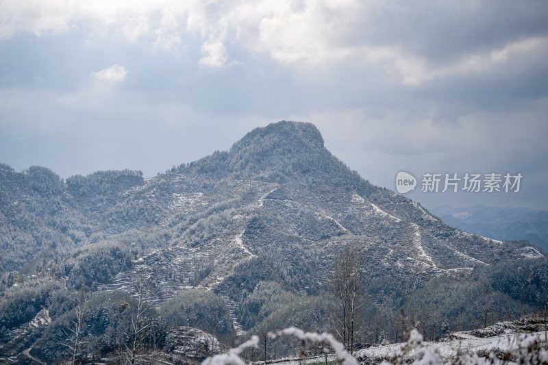 重庆酉阳：绵延青山披白纱