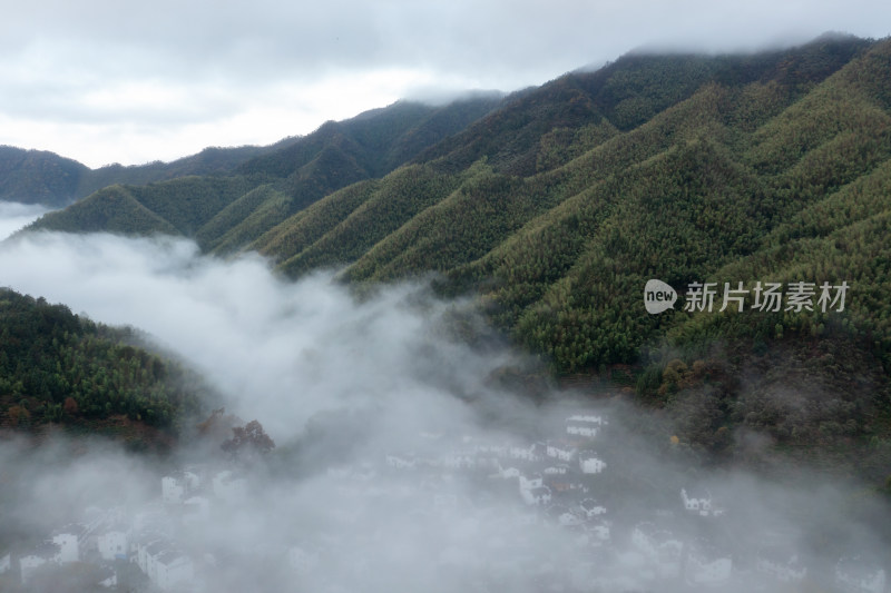 江西婺源篁岭清晨雾气航拍风光