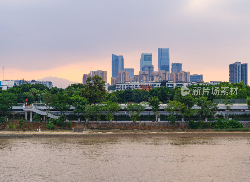 福建福州闽江沿岸夕阳下的城市风光