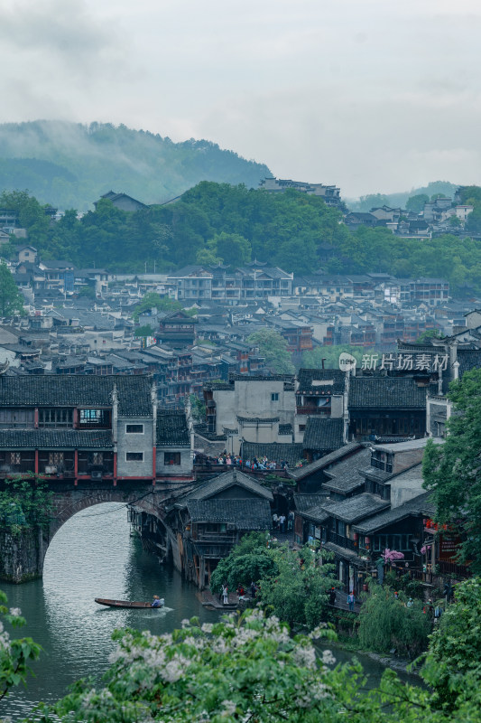 雨天烟雨朦胧的凤凰古城