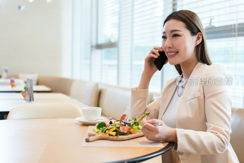 年轻女子下午茶时光