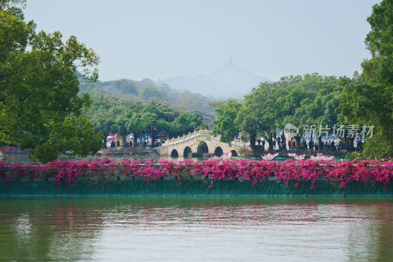 湖畔拱桥与繁花风景